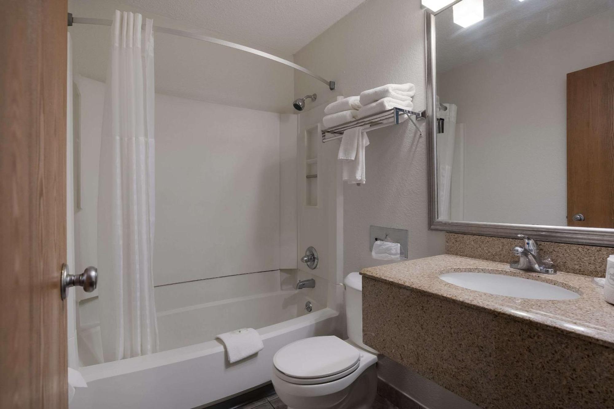 Quality Inn Hall Of Fame Canton Esterno foto