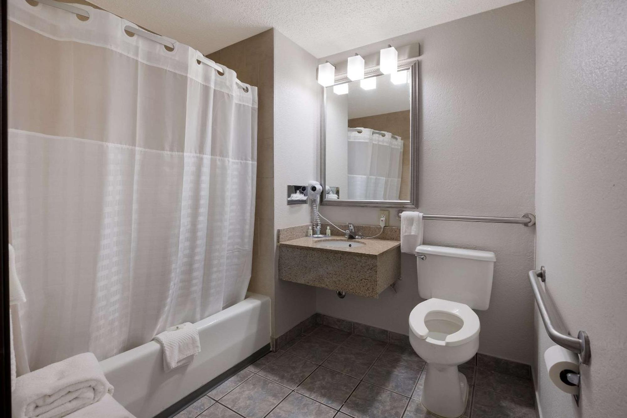 Quality Inn Hall Of Fame Canton Esterno foto