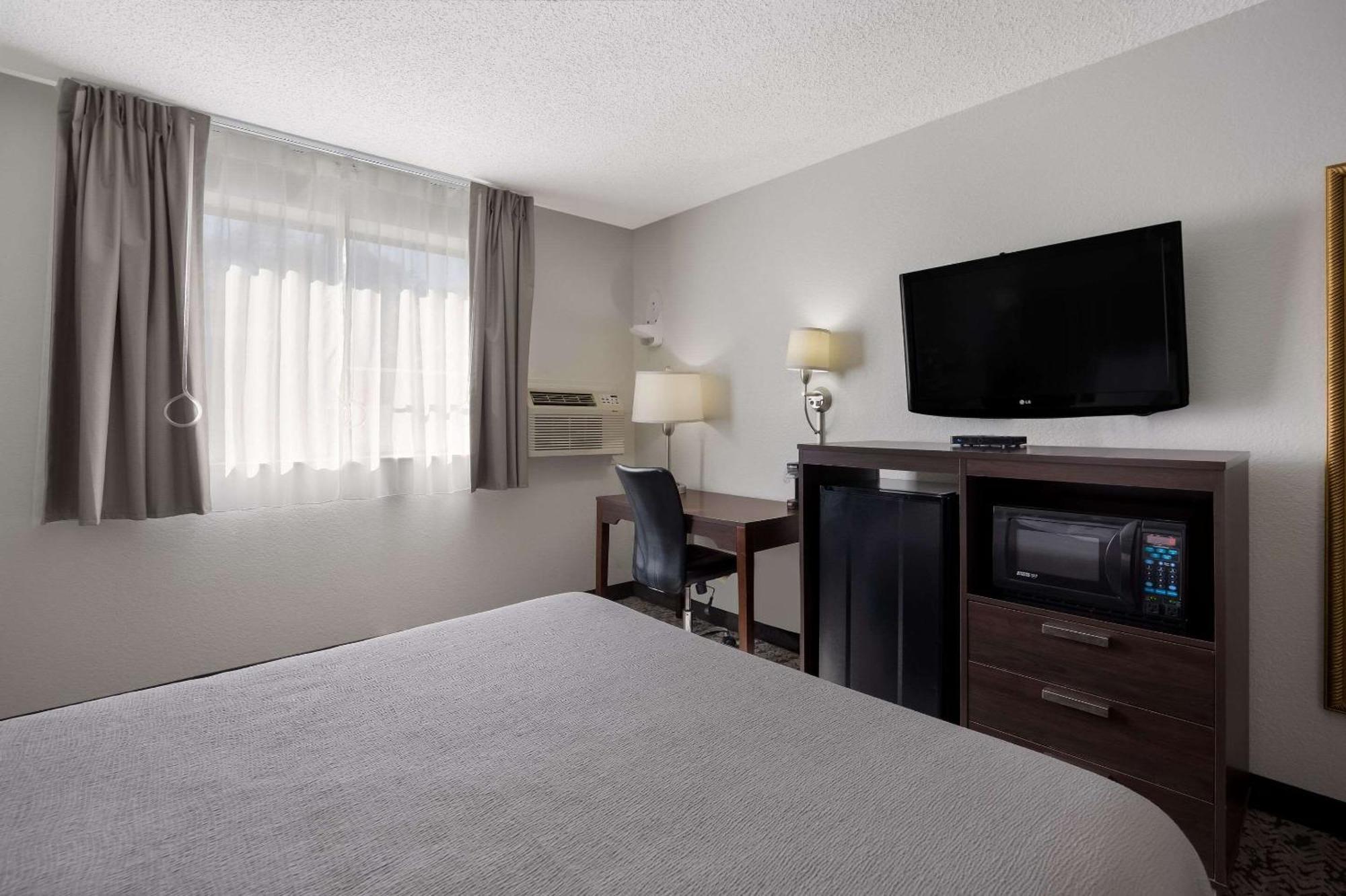 Quality Inn Hall Of Fame Canton Esterno foto