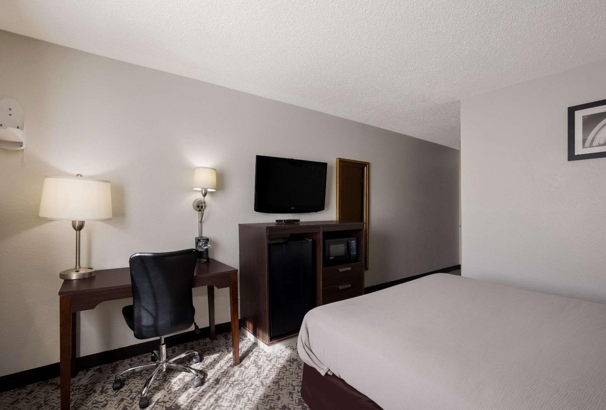 Quality Inn Hall Of Fame Canton Esterno foto